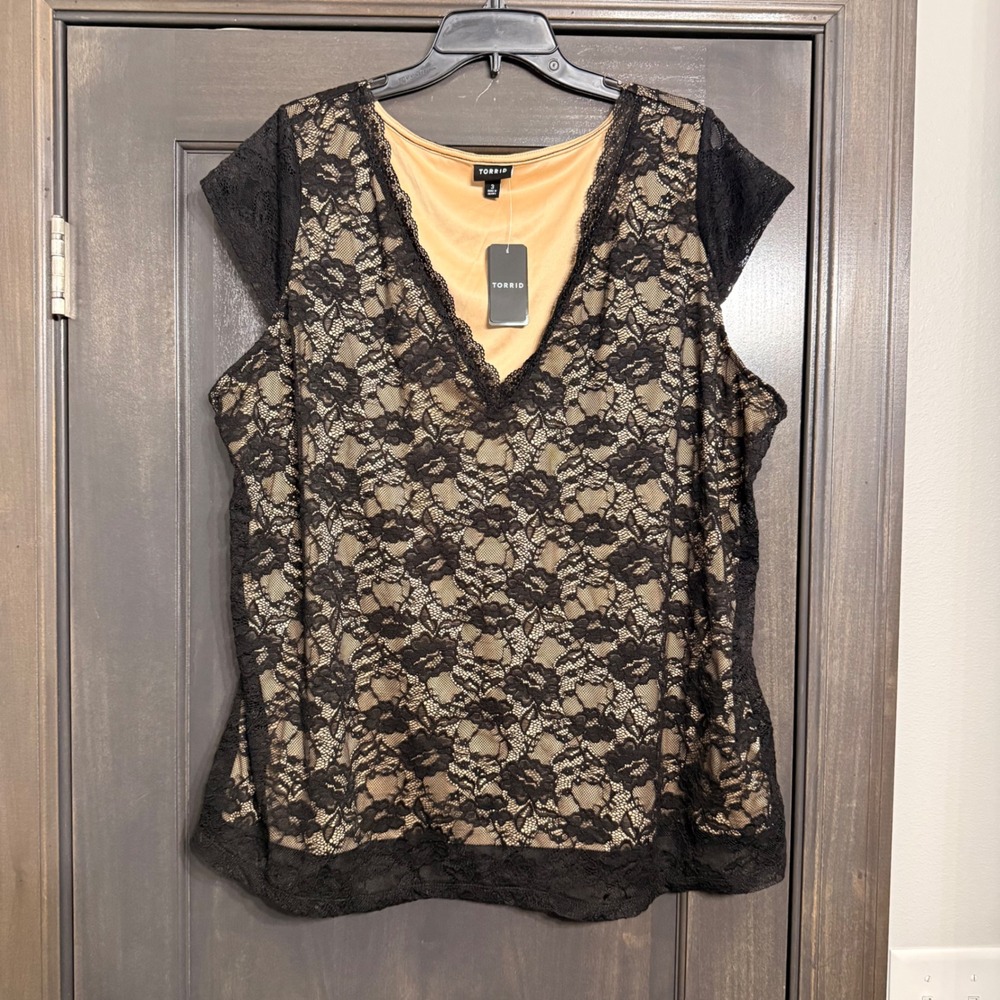 Torrid NWT Stretch Lace V-Neck Tee Deep Black Tan Lined Plus Size 3 3X 44530466